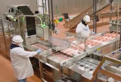 假牛肉生产工厂曝光 看到他们加进去的食材，网友 良心何在！